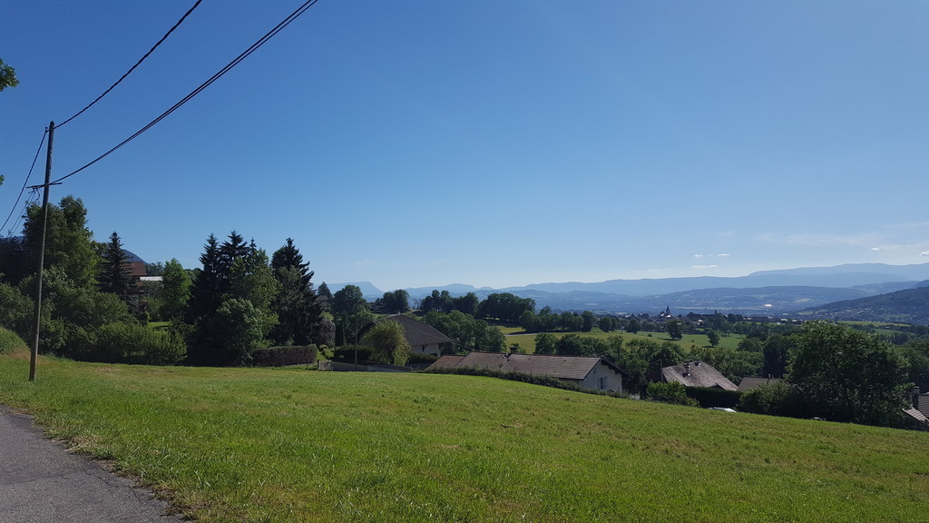 Vue aux alentours de la maison (la maison est au fond à gauche derrière le poteau). The surroundings of the house 
