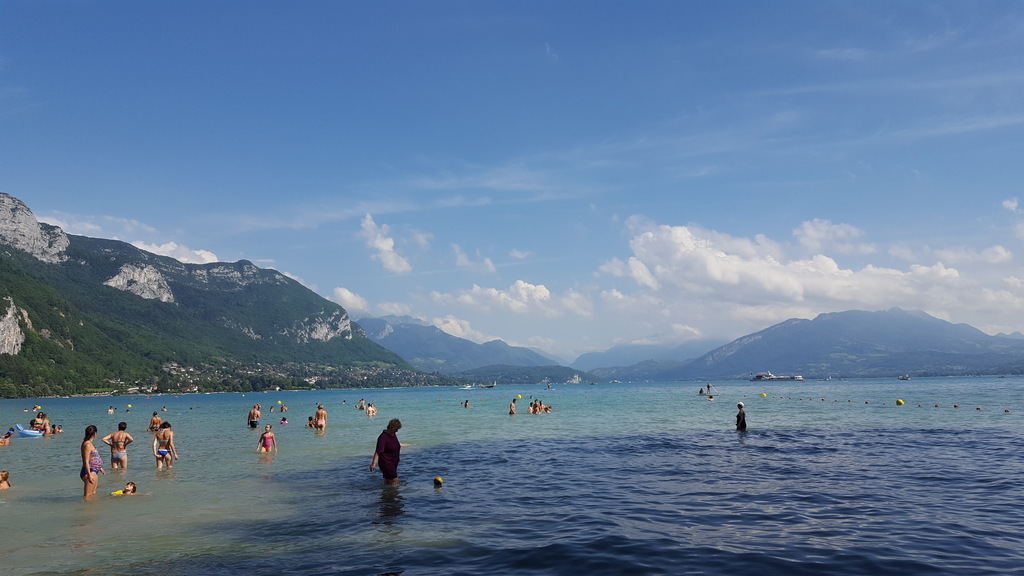 Baignade au lac d'Annecy. Bathing in Lake Annecy. 