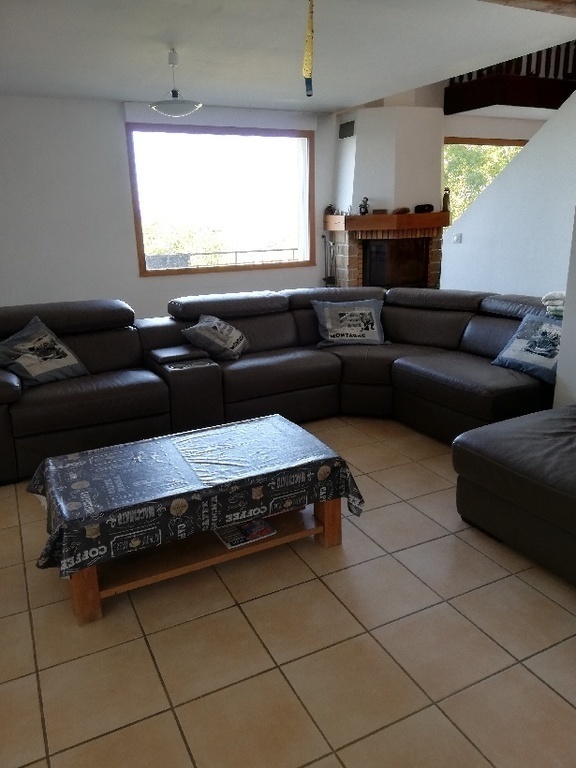 Living Room with large leather couch. Salon avec grand canapé en cuir. 