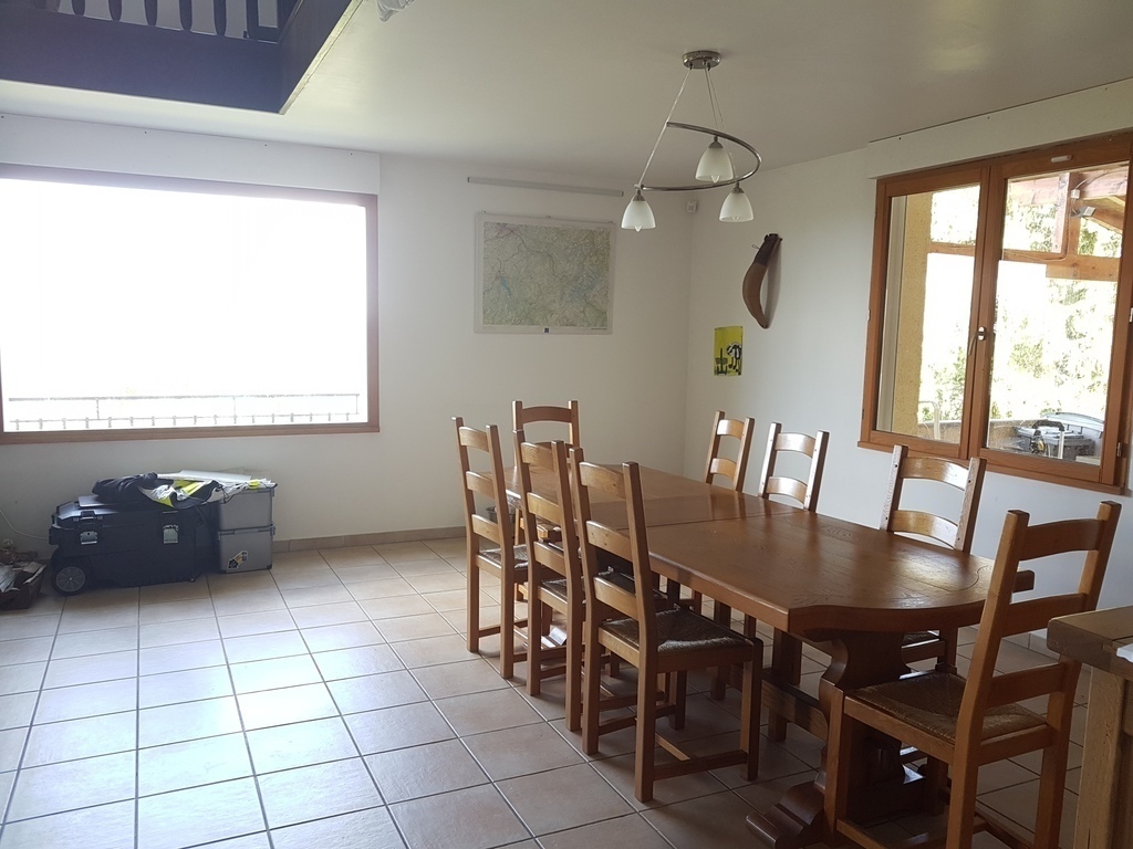 Dining room with large view on the hills. Salle à manger avec large vue sur les collines. 