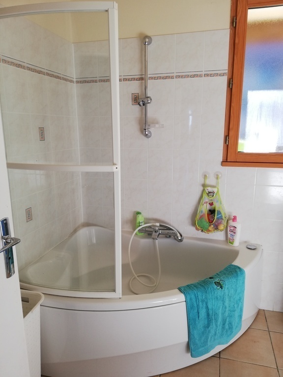 Downstairs bathroom. Salle de bain RDC. 
