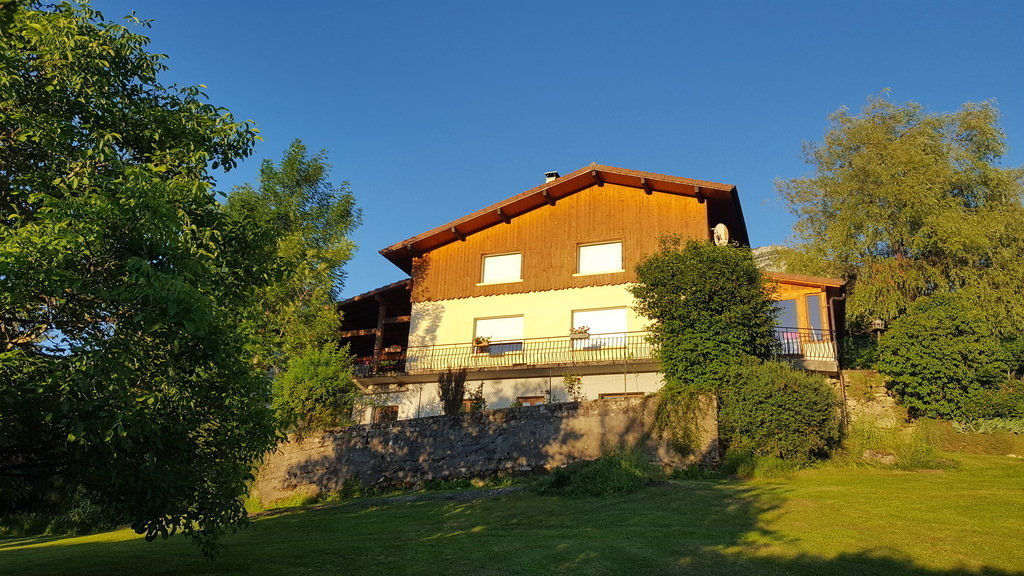  West side of the house, overseeing the garden and the view. Côté ouest de la maison, surplombant le jardin et la vue.
