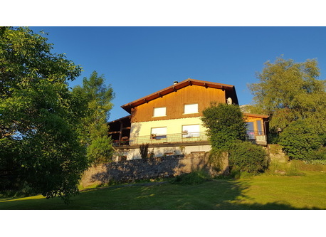  West side of the house, overseeing the garden and the view. Côté ouest de la maison, surplombant le jardin et la vue.
