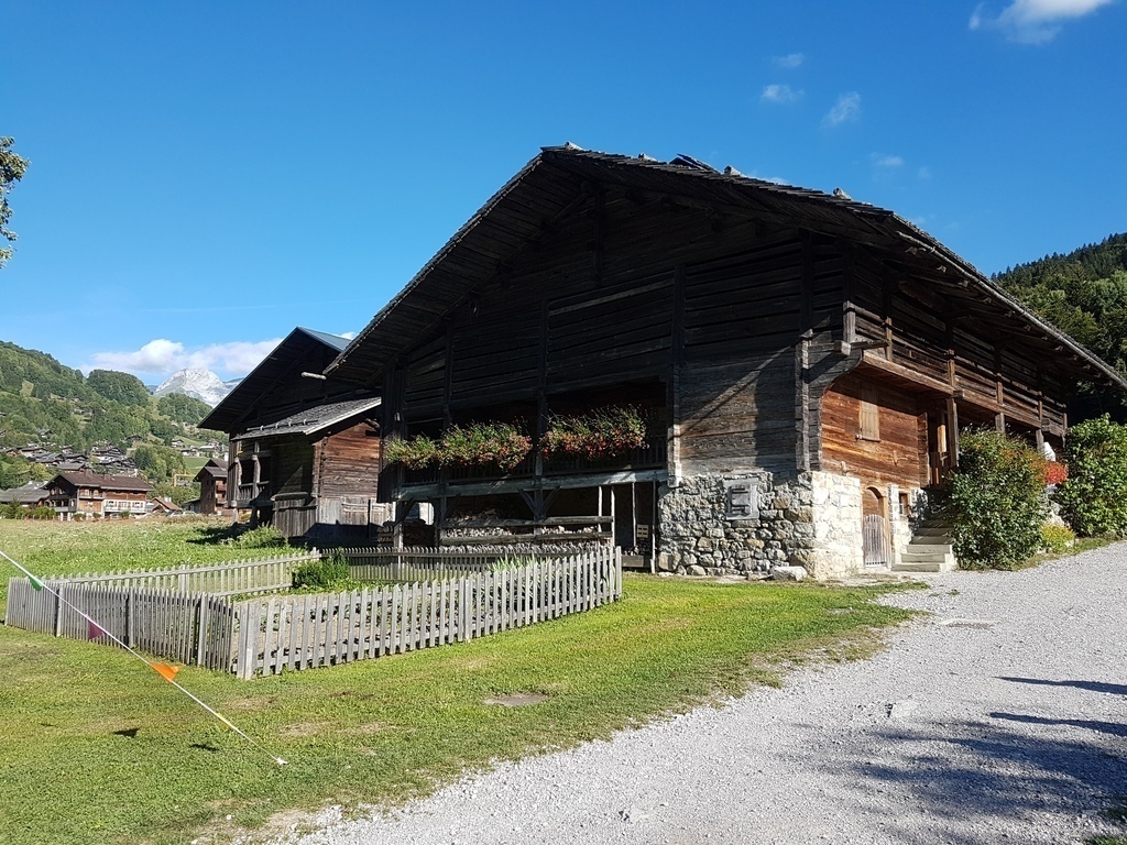Chalets typiques au Grand-Bornand. Typical alpine cabin in Le Grand-Bornand