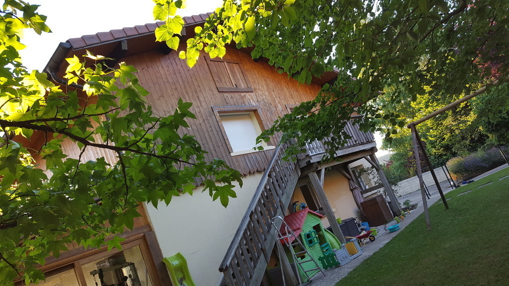  East side of the house. Est de la maison.