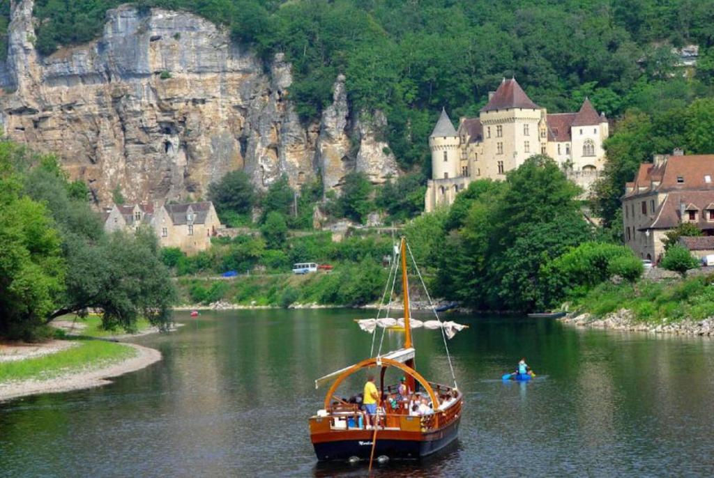 La Dordogne : castles, prehistoric caves, canoe and good gastronomy