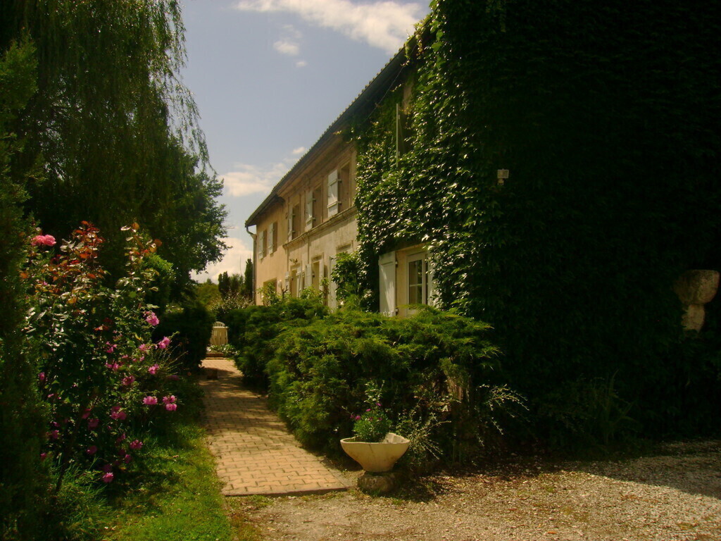 A cosy house near Bordeaux and Blaye (World heritage sites), private pool, lake with beach and leisure park.