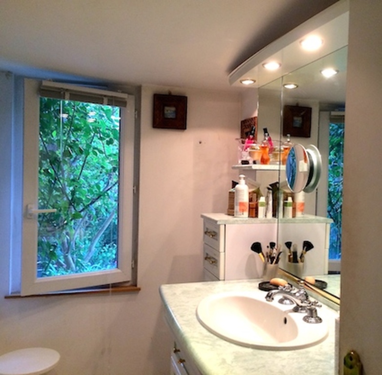 Little bathroom close to the main bedroom