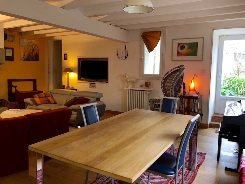 The living room communicates with the garden.