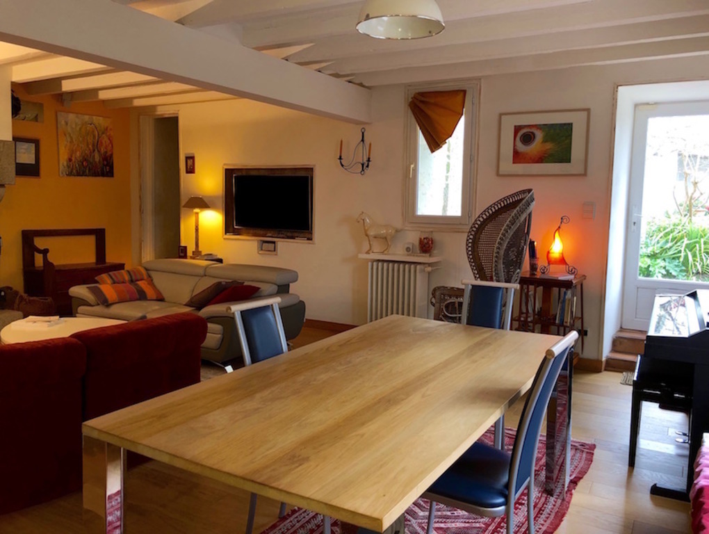 The living room communicates with the garden.