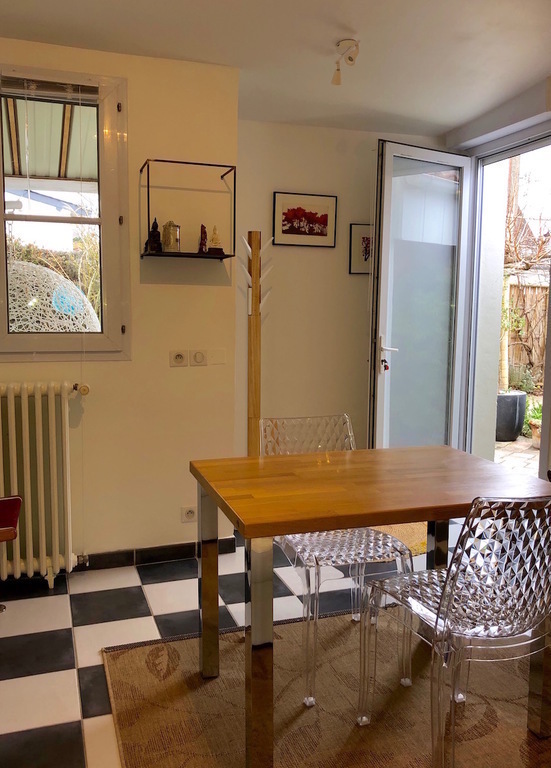 Independent room in the garden with convertible sofa