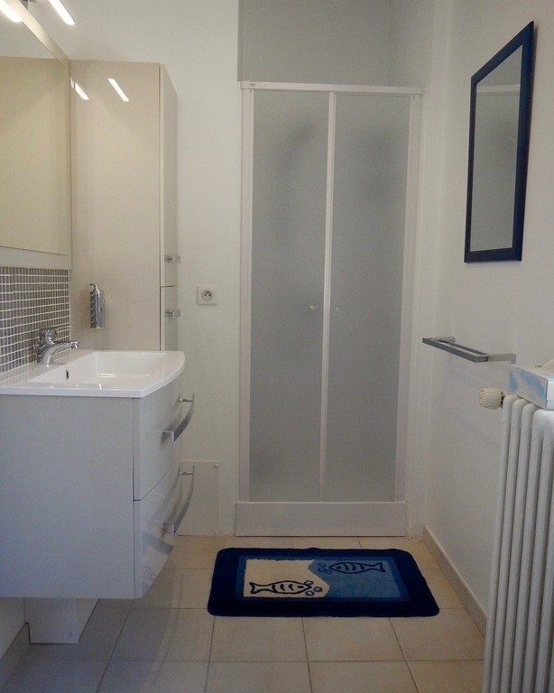 Bathroom associated to the independent room in the garden