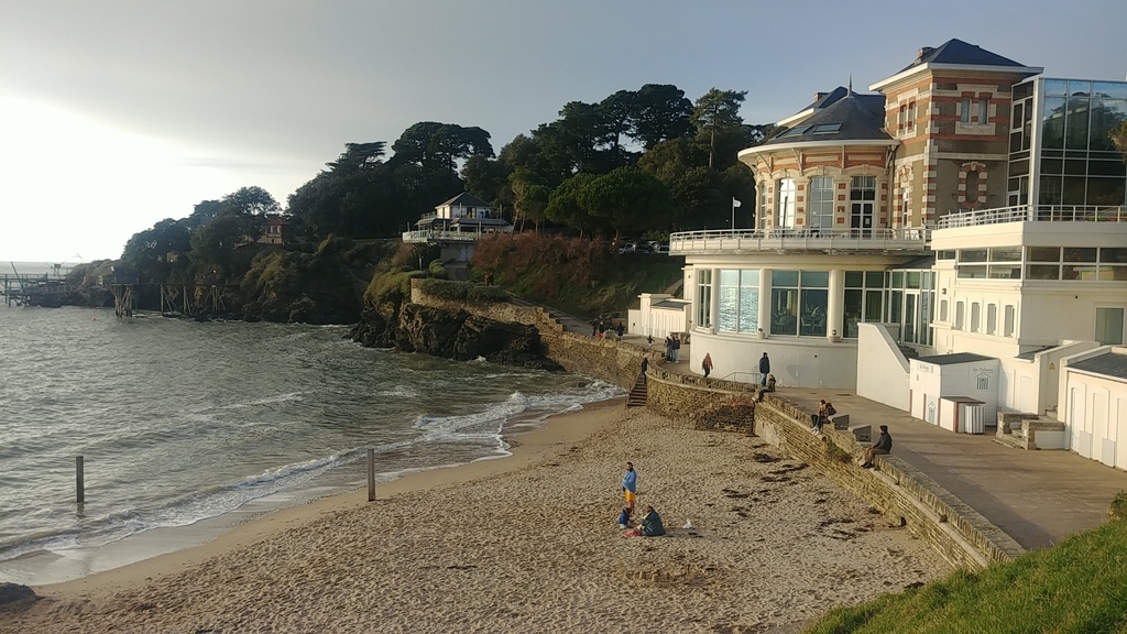 La plage de la source et la thalassothérapie à 500m