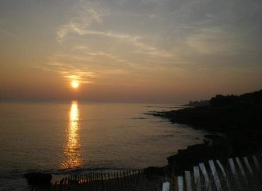 Coucher de soleil sur la côte rocheuse