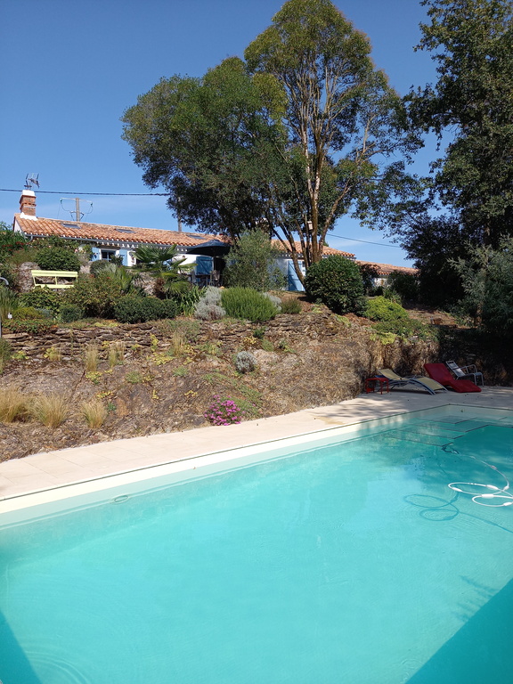 La maison vue de la piscine