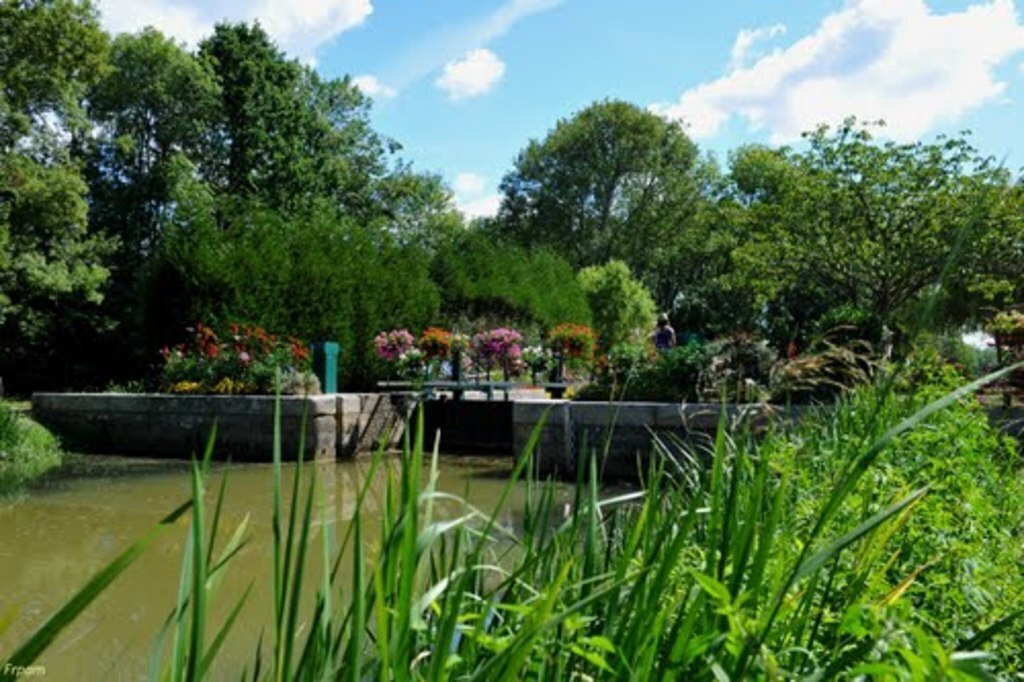 une écluse près de la maison