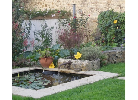 Il y a un bassin pour poissons rouges de 60 cm de profondeur, c'est pour cela que nous avons indiqué pas de petits enfants