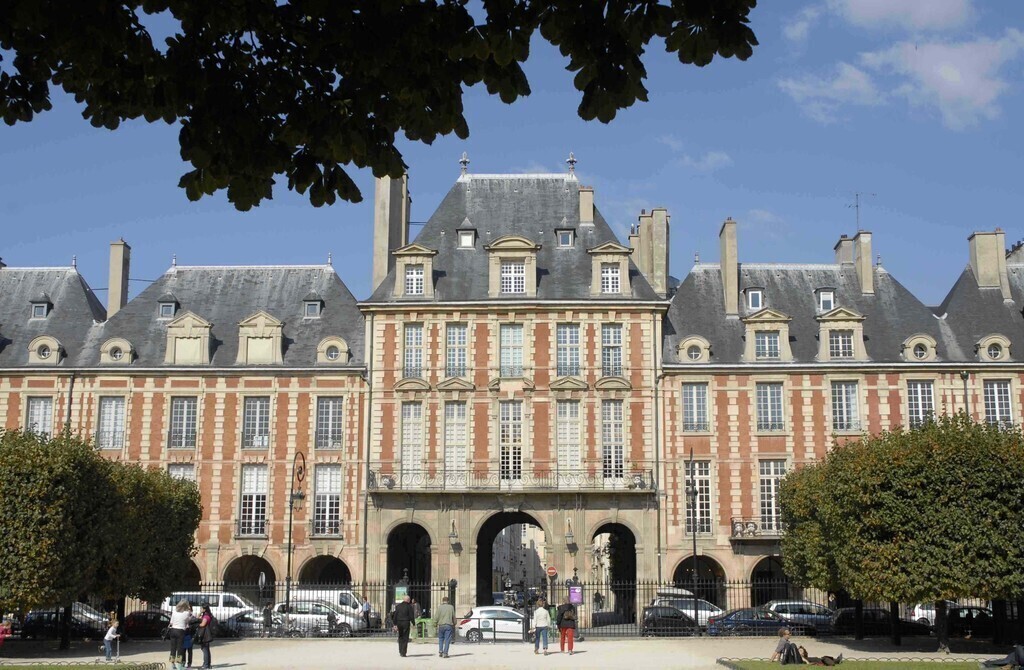 la Place des Vosges est à 10 mn à pied