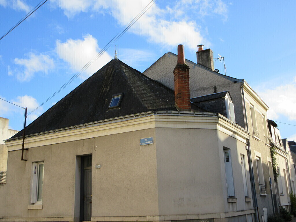la maison vue de la rue
