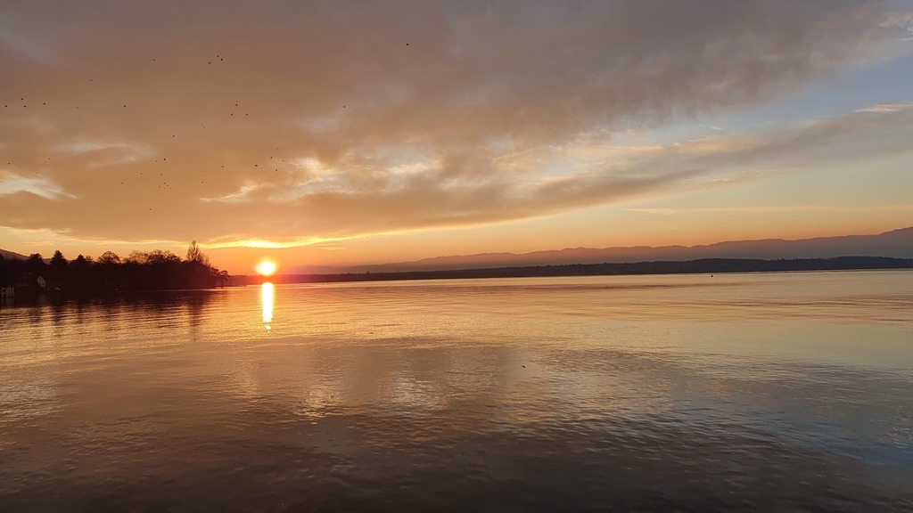 Sunset over the lake 