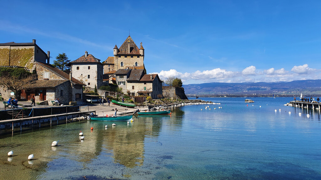 Yvoire, a medieval village 20 minutes away