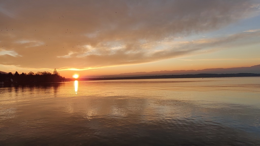 Sunset over the lake 