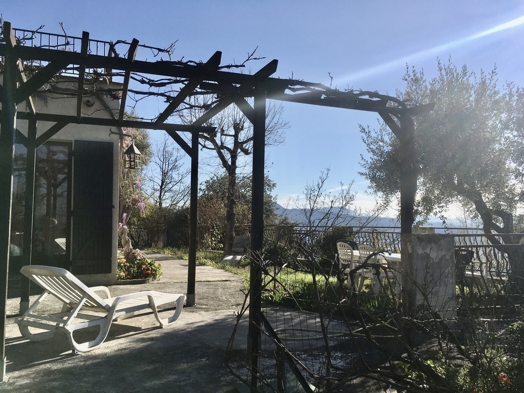 Terrasse avec le spa en été