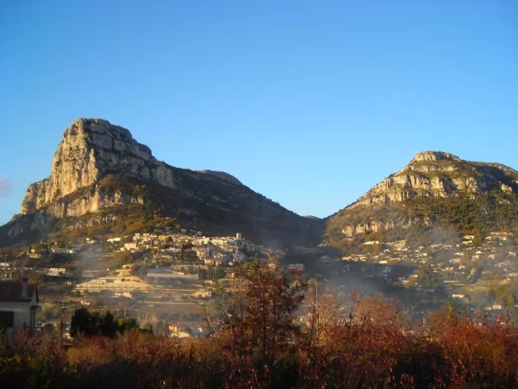 les baous accessibles à pied de la maison pour des randonnées et de l'escalade (spot très connu)