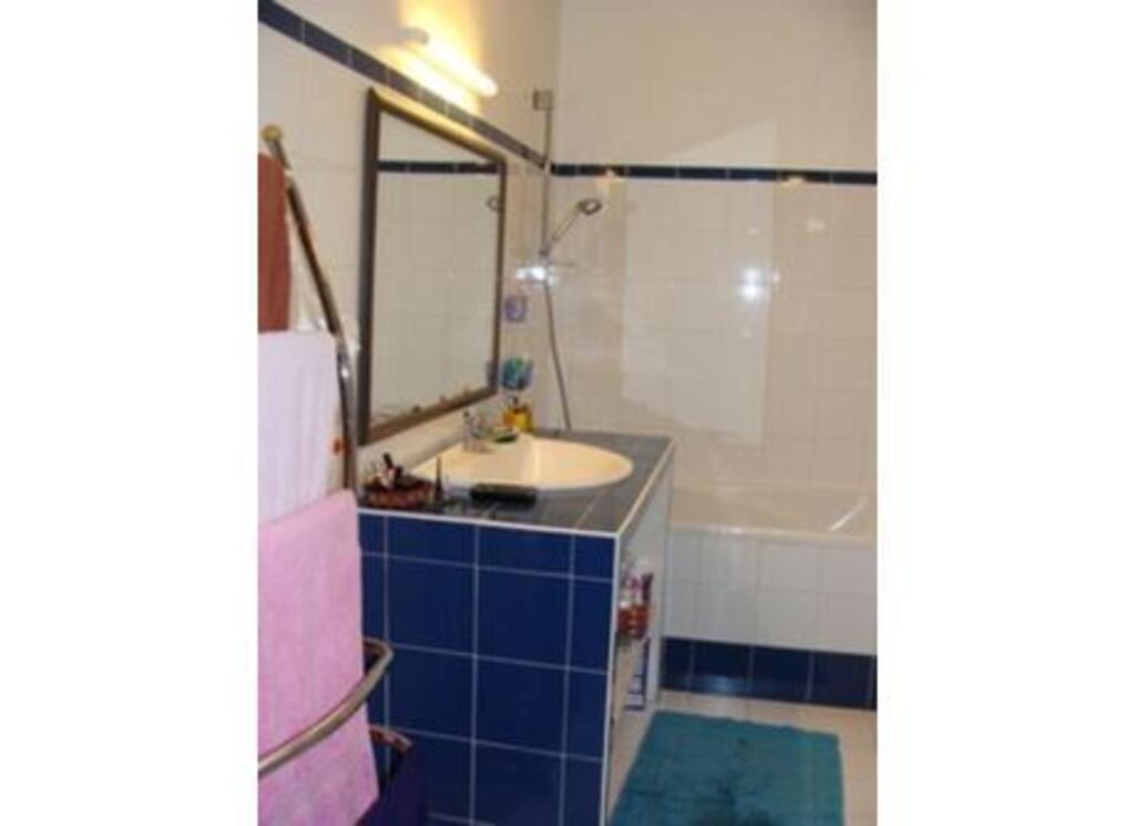 Bathroom (washbasin and bath)