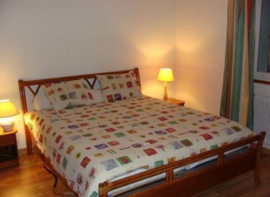 Bed in the downstairs bedroom