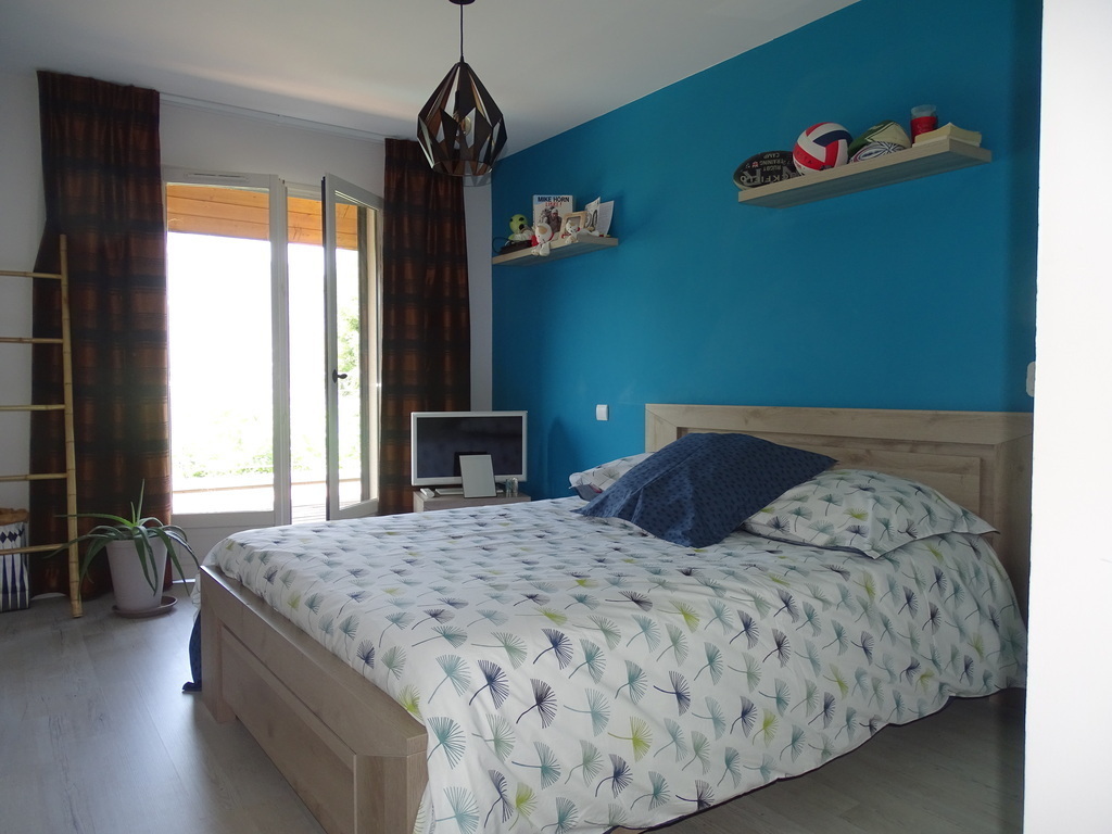 Chambre 1 à l'étage lit 140 x 200