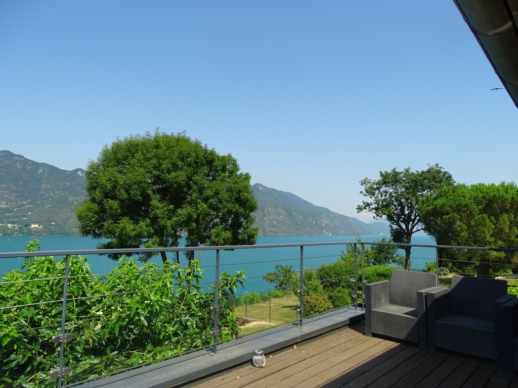 Les chambres donnent sur la terrasse vue lac