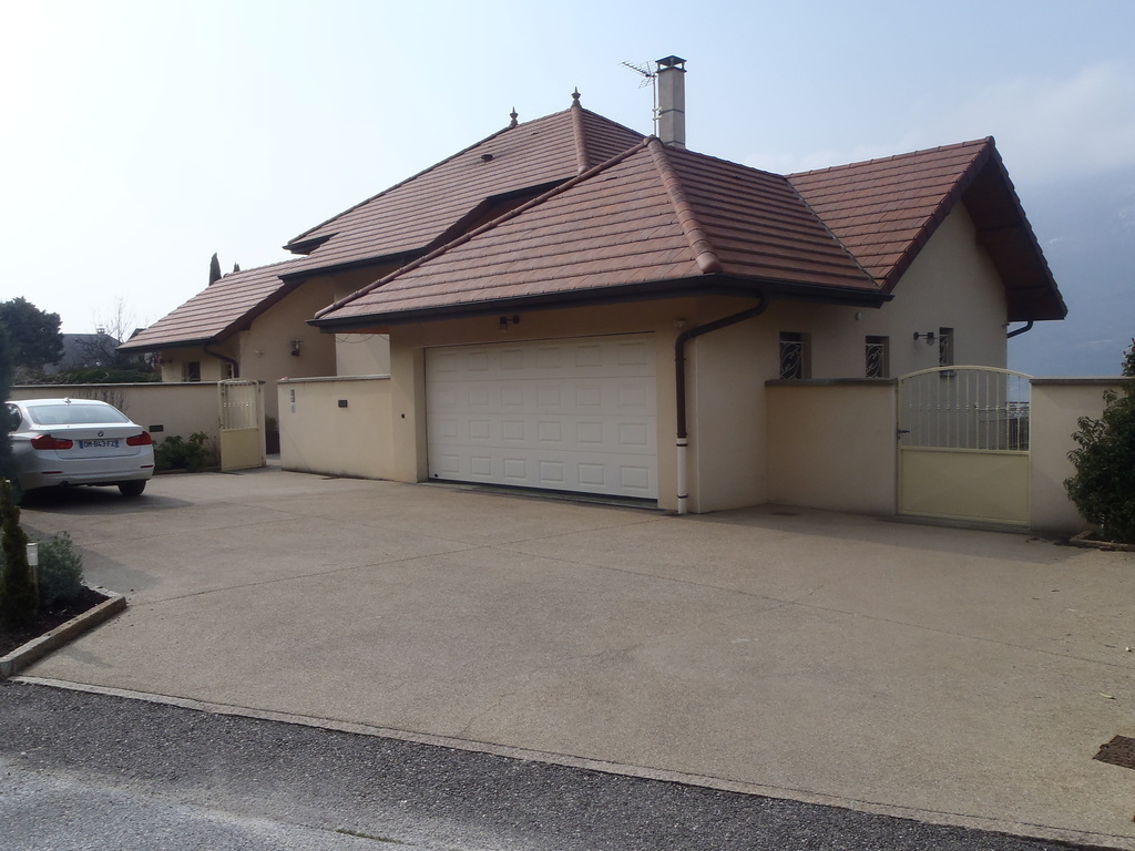 cour de stationnement à l'entrée de la maison 