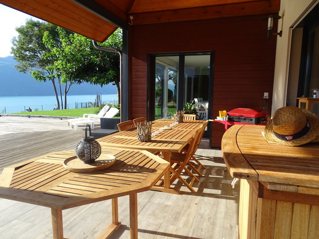 Terrasse extérieure couverte avec barbecue