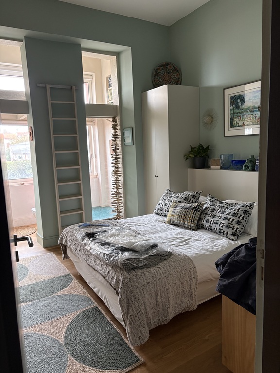 Bedroom and en-suite bathroom