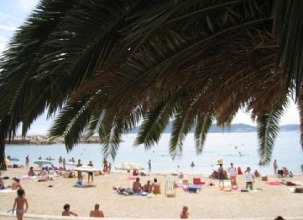 Cote d'Azur Flat, the beach