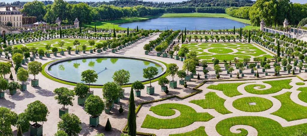 Gardens in Versailles castle, 35mn drive