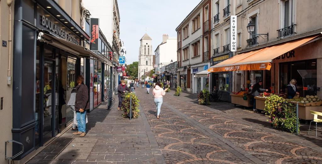 Créteil village: bakery, butcher’s, florist, fishmonger’s, greengrocer’s, supermarket, pharmacy