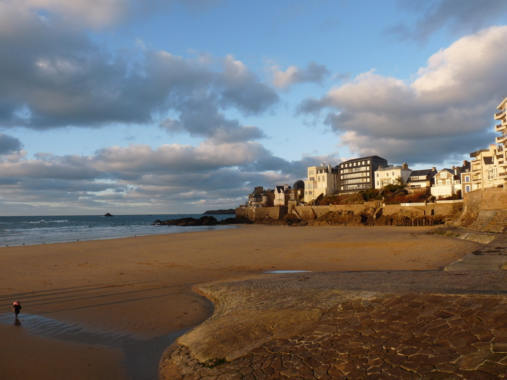 la plage du sillon à 10 min à  pied de chez nous