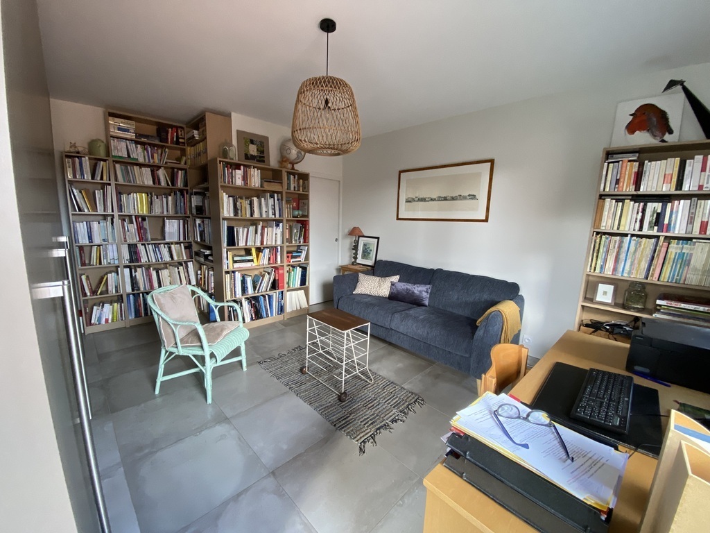 Bureau/chambre d’amis avec canapé convertible neuf et salle d’eau attenante 