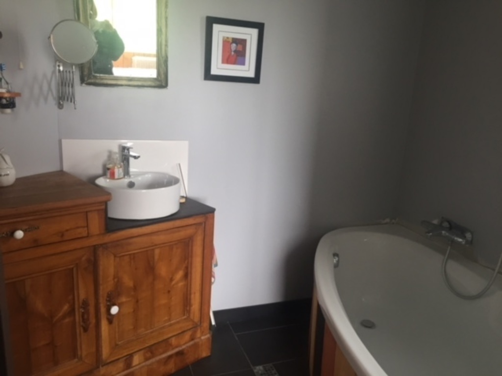 La salle de bains , la baignoire.