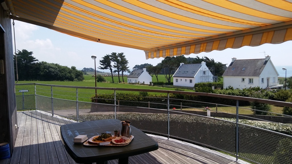 Grande terrasse, devant la mer