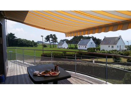 Grande terrasse, devant la mer