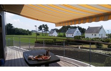 Grande terrasse, devant la mer