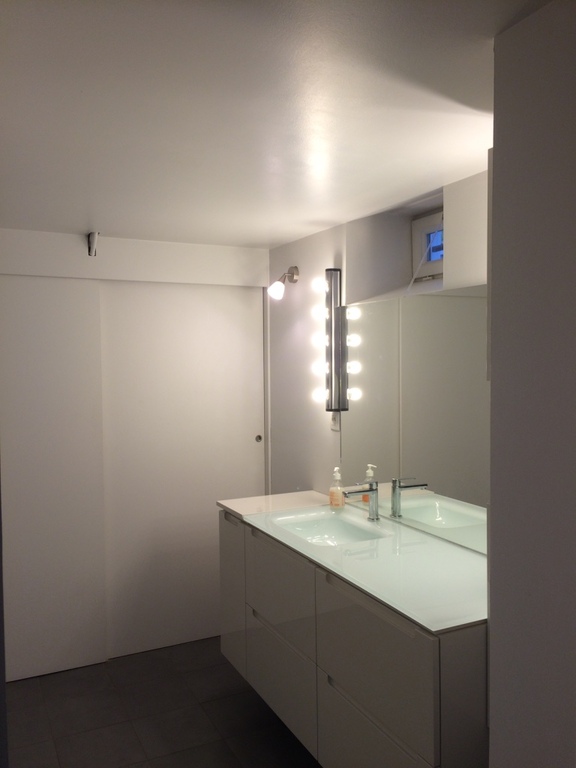 Salle de bains du rez de chaussée avec lavabo et douche à l'italienne 