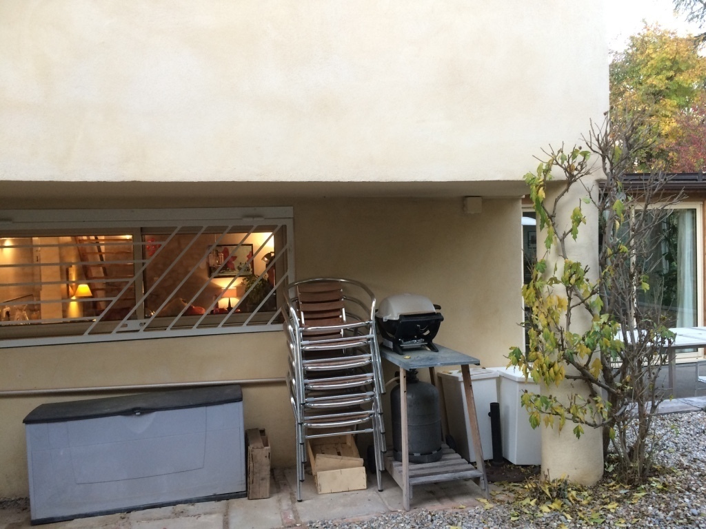 Barbecue et chaises de jardin supplémentaires