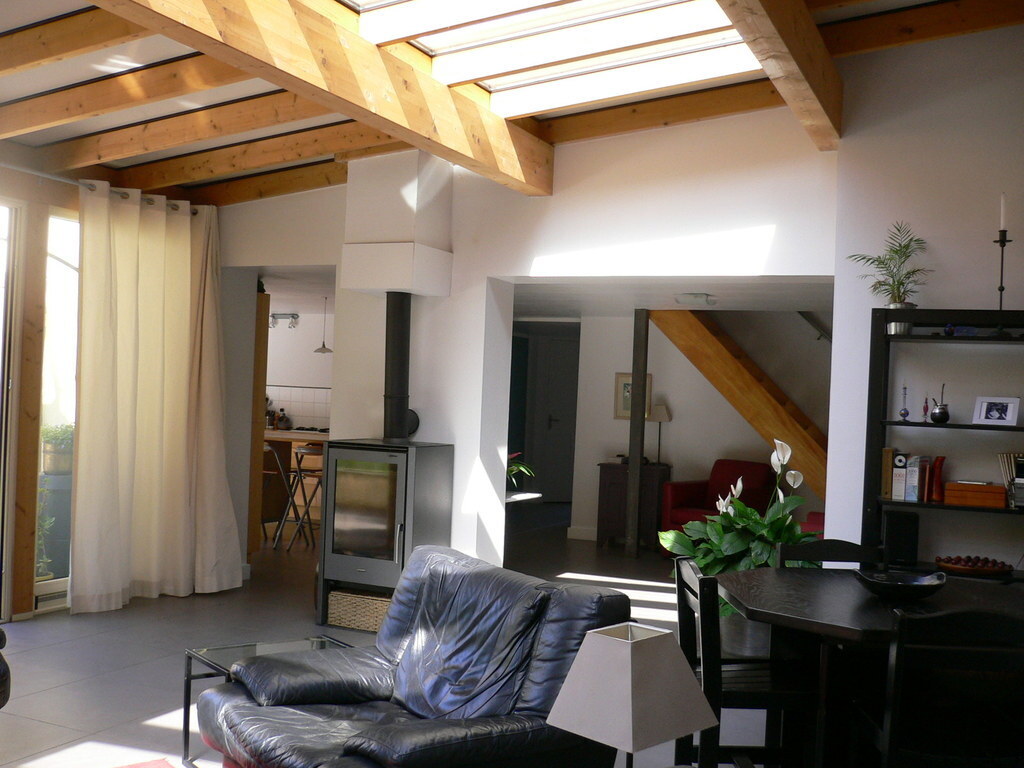 le séjour ouvert sur la cuisine et le jardin