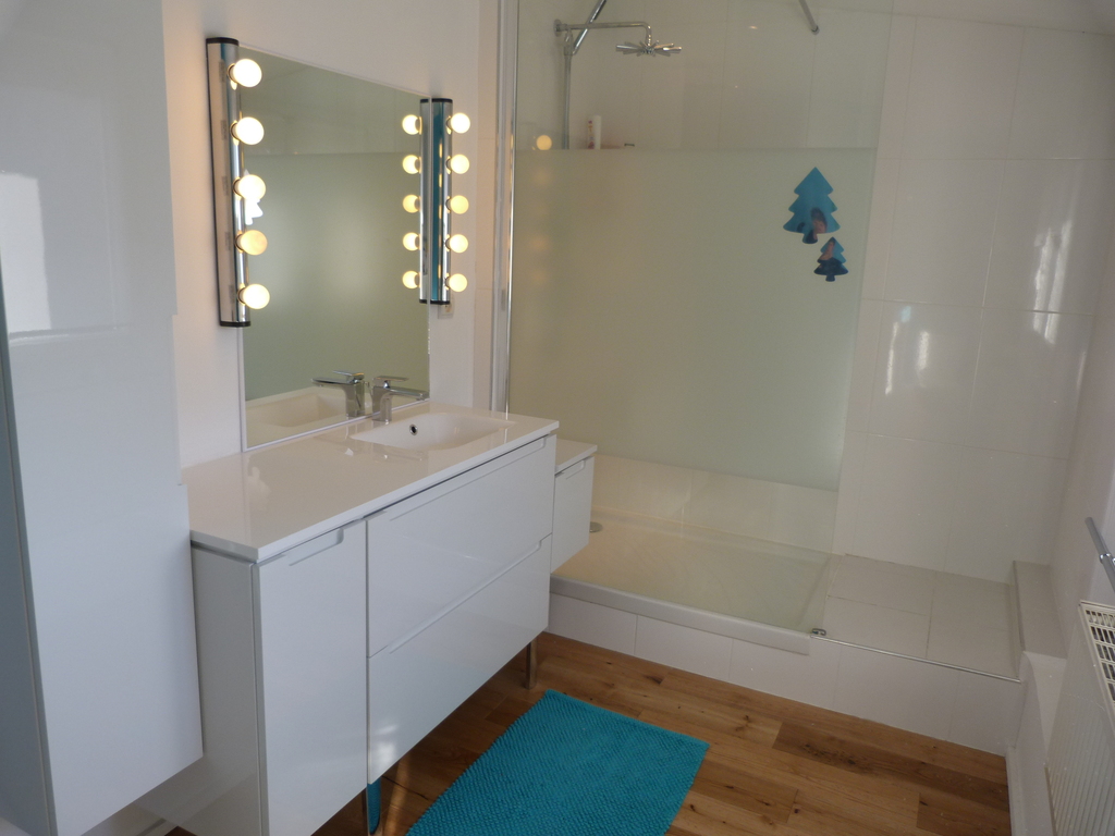 Salle de bains 2ème étage avec douche à l'italienne 