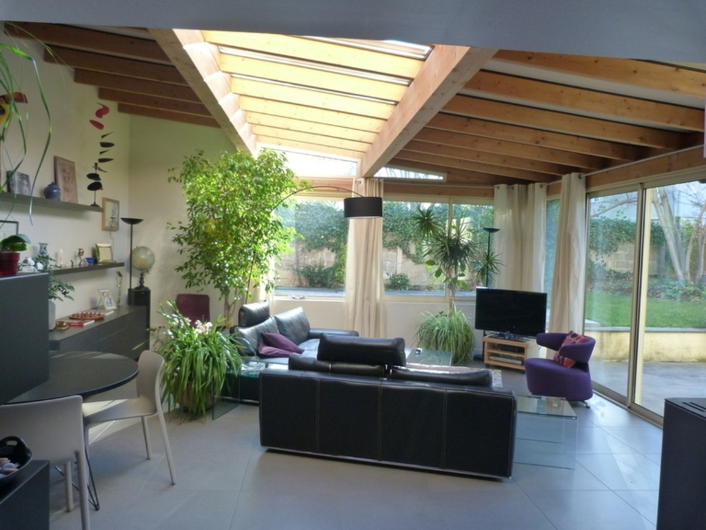 Le séjour ouvert sur le jardin et la piscine        The living room opening onto the garden and pool