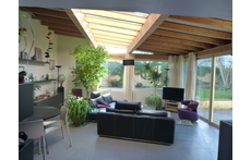 Le séjour ouvert sur le jardin et la piscine        The living room opening onto the garden and pool